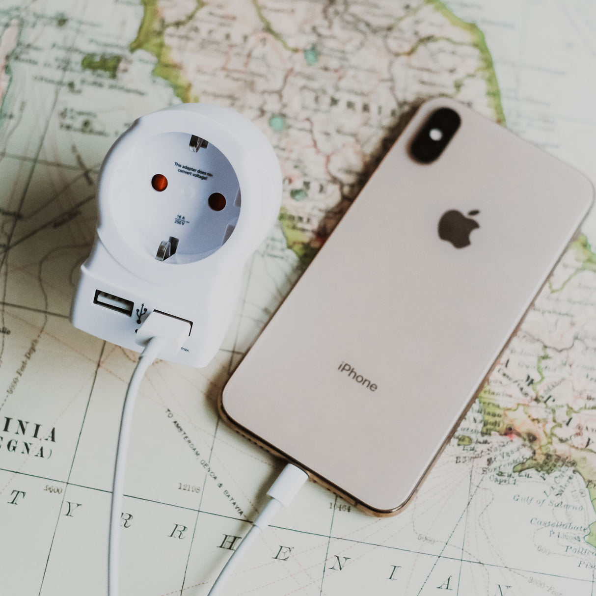 SKROSS Reseadapter Europa till UK m.fl. 2xUSB-A 12W Jordad